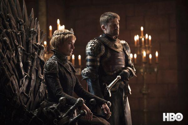 Trónok harca 7. évad - Cersei Lannister a Vastrónon ülve, mellette testvére, Jaime